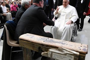 Một bàn quỳ làm từ gỗ chiếc tàu đắm ở Cutro được tặng cho ĐTC Phanxicô