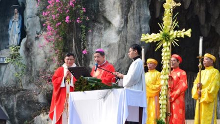 GP.Hưng Hóa - Đức cha Đaminh cử hành Lễ Lá khai mạc Tuần Thánh 2024 tại Nhà thờ Chính tòa Sơn Lộc