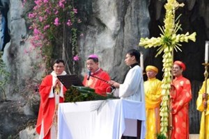 GP.Hưng Hóa - Đức cha Đaminh cử hành Lễ Lá khai mạc Tuần Thánh 2024 tại Nhà thờ Chính tòa Sơn Lộc