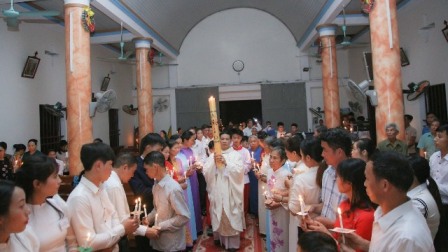 GP.Hưng Hóa - Giáo xứ Vân Đồn: 20 anh chị em dự tòng lãnh nhận các Bí tích Khai tâm Kitô giáo trong Đêm Vọng Phục Sinh