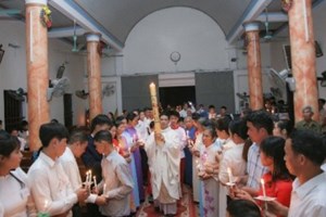 GP.Hưng Hóa - Giáo xứ Vân Đồn: 20 anh chị em dự tòng lãnh nhận các Bí tích Khai tâm Kitô giáo trong Đêm Vọng Phục Sinh