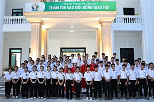 GP.Hưng Hóa - Đức cha Đaminh cử hành thánh lễ ban Bí tích Thêm sức tại giáo xứ Tình Lam, ngày 17.06.2024