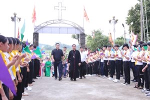GP.Hưng Hóa - Đức cha Đaminh Hoàng Minh Tiến thăm mục vụ và ban Bí tích Thêm Sức tại giáo xứ Vân Du