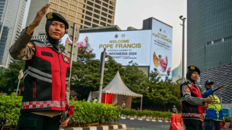 ĐHY Parolin: Đức Thánh Cha sẽ mang đến sự gần gũi và hoà bình cho châu Á và châu Đại Dương