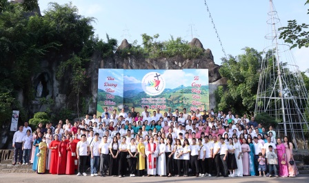 GP.Hưng Hóa - Ca viên Giáo hạt Sơn Tây hành hương Năm Thánh tại Nhà thờ Chính tòa Sơn Lộc