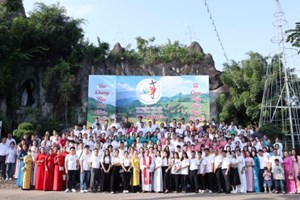 GP.Hưng Hóa - Ca viên Giáo hạt Sơn Tây hành hương Năm Thánh tại Nhà thờ Chính tòa Sơn Lộc