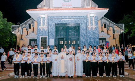 GP.Hưng Hóa - Đức Cha Đaminh Hoàng Minh Tiến Thăm Mục Vụ Và Ban Bí Tích Thêm Sức Cho 35 Em Tại Giáo Xứ Dị Nậu