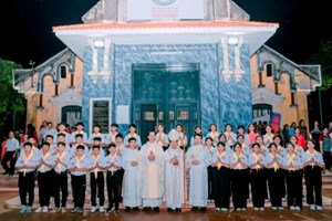 GP.Hưng Hóa - Đức Cha Đaminh Hoàng Minh Tiến Thăm Mục Vụ Và Ban Bí Tích Thêm Sức Cho 35 Em Tại Giáo Xứ Dị Nậu