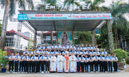 GP.Hưng Hóa - Đức Cha Phụ Tá Phaolô Nguyễn Quang Đĩnh Ban Bí Tích Thêm Sức Cho 70 Em Thiếu Nhi Tại Giáo Xứ Lào Cai
