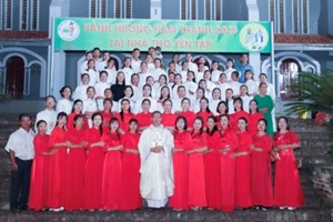 GP.Hưng Hóa - Giáo Xứ Mậu Đông – Mậu A Dâng Hoa Kính Đức Mẹ Mân Côi Và Hành Hương Năm Thánh Tại Nhà Thờ Yên Tập
