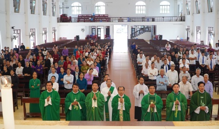 GP.Hưng Hóa - Giới Doanh Trí, Giới Y Tế và Giới Giáo Chức Hành Hương Năm Thánh Tại Nhà Thờ Giáo Xứ Hoàng Xá