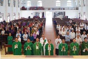 GP.Hưng Hóa - Giới Doanh Trí, Giới Y Tế và Giới Giáo Chức Hành Hương Năm Thánh Tại Nhà Thờ Giáo Xứ Hoàng Xá
