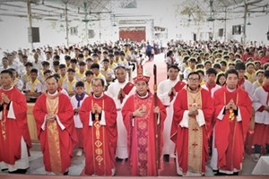 GP.Hưng Hóa - Đức Cha Đaminh Hoàng Minh Tiến Thăm Mục Vụ Và Ban Bí Tích Thêm Sức Tại Giáo Xứ Trại Sơn