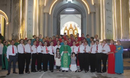 GP.Hưng Hóa - Hội Đức Mẹ Hằng Cứu Giúp dâng hoa Mân Côi và hành hương Năm Thánh tại nhà thờ Yên Bái