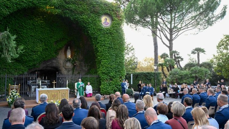 Đức Thánh Cha mời gọi các Hiến binh Vatican phục vụ Giáo hội với phong cách Tin Mừng