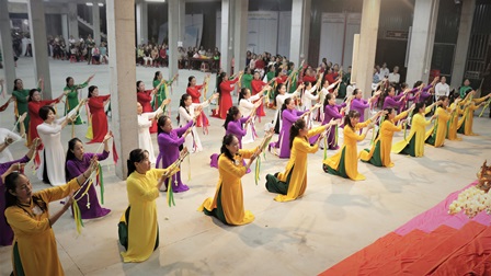 GP.Hưng Hóa - Giáo xứ Trại Sơn: Dâng hoa và Thánh lễ khai mạc Tháng Mân Côi