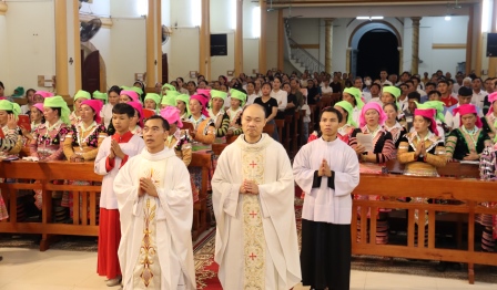 GP.Hưng Hóa - Giáo Xứ Giàng La Pán Dâng Hoa Kính Đức Mẹ Mân Côi Và Hành Hương Năm Thánh Tại Nhà Thờ Yên Tập
