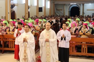 GP.Hưng Hóa - Giáo Xứ Giàng La Pán Dâng Hoa Kính Đức Mẹ Mân Côi Và Hành Hương Năm Thánh Tại Nhà Thờ Yên Tập
