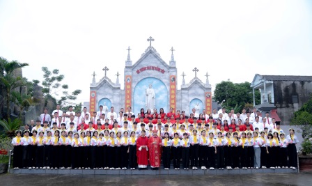 GP.Hưng Hóa - Đức cha Đaminh Hoàng Minh Tiến thăm mục vụ và ban Bí tích Thêm Sức cho 75 em Thiếu nhi Giáo xứ An Thịnh