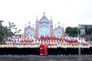 GP.Hưng Hóa - Đức cha Đaminh Hoàng Minh Tiến thăm mục vụ và ban Bí tích Thêm Sức cho 75 em Thiếu nhi Giáo xứ An Thịnh