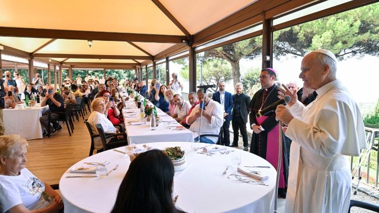 Đức Thánh Cha sẽ chủ sự Thánh lễ Ngày Năm Thánh Người Nghèo và ăn trưa với 1.300 người nghèo