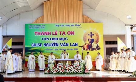 GP.Hưng Hóa - Ngày Hồng Ân Tại Hiền Quan: Tân Linh Mục Giuse Nguyễn Văn Lan Trở Về Quê Nhà Dâng Lễ Tạ Ơn