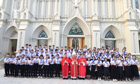 GP.Hưng Hóa - Thánh lễ ban Bí tích Thêm Sức tại Giáo xứ Cát Ngòi