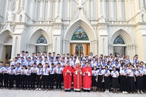 GP.Hưng Hóa - Thánh lễ ban Bí tích Thêm Sức tại Giáo xứ Cát Ngòi