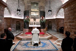 Đức Thánh Cha cầu nguyện tại mộ Thánh Phanxicô