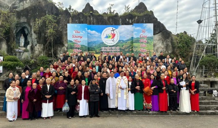 GP.Hưng Hóa - Gia Đình Tận Hiến Hành Hương Năm Thánh 2025 Tại Nhà Thờ Chính Tòa Sơn Lộc