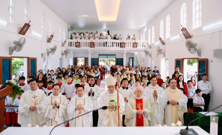 GP.Hưng Hóa - Giáo Họ Yên Trung: Thánh Lễ Tạ Ơn Làm Phép Chuông Và Đón Nhận Thánh Tích Thánh Tử Đạo