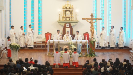 GP.Hưng Hóa - Bốn giáo xứ quy tụ tại Nhà thờ Chính tòa Sơn Lộc trong ngày hành hương Năm Thánh cuối Năm Phụng vụ