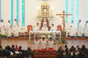 GP.Hưng Hóa - Bốn giáo xứ quy tụ tại Nhà thờ Chính tòa Sơn Lộc trong ngày hành hương Năm Thánh cuối Năm Phụng vụ