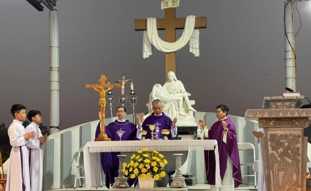 GP.Hưng Hóa - Thánh Lễ Cầu Cho Các Tín Hữu Đã Qua Đời Tại Vườn Thánh Giáo Xứ Lã Hoàng