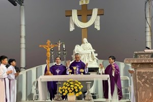 GP.Hưng Hóa - Thánh Lễ Cầu Cho Các Tín Hữu Đã Qua Đời Tại Vườn Thánh Giáo Xứ Lã Hoàng