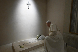 Đức Thánh Cha Lêô XIV cầu nguyện tại mộ Đức Thánh Cha Phanxicô