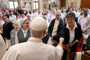 Đức Thánh Cha mời gọi các nữ tu “Hãy can đảm dấn thân trên những nẻo đường mới của lòng bác ái”