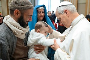 ĐTC Lêô XIV tiếp khoảng một ngàn người tham gia "Cảnh Chúa Giáng Sinh bằng người thật" tại Đền thờ Đức Bà Cả