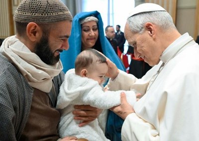 ĐTC Lêô XIV tiếp khoảng một ngàn người tham gia "Cảnh Chúa Giáng Sinh bằng người thật" tại Đền thờ Đức Bà Cả