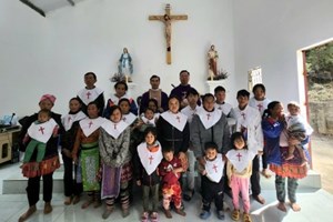 GP.Hưng Hóa - 18 Người Được Lãnh Nhận Bí Tích Khai Tâm Tại Giáo Họ Trạm Tấu