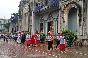 GP.Hưng Hóa - Thiếu Nhi Thánh Thể Cụm Văn Yên Và Đường 7 Hành Hương Năm Thánh Tại Nhà Thờ Yên Bái 