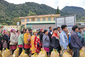 GP.Hưng Hóa - Giáo Xứ Điện Biên: Mang Hơi Ấm Giáng Sinh Đến Với Bà Con H’mông Bản Tà Té