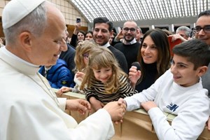 Đức Thánh Cha gặp gỡ và chúc mừng Giáng sinh các nhân viên Vatican và gia đình