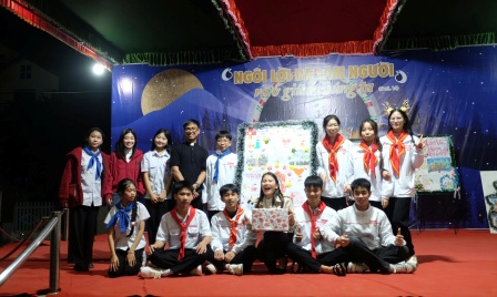 GP.Hưng Hóa - Thiếu nhi giáo xứ Bãi Dòng: Sôi động Hội thi Thuyết trình báo tường mừng Chúa Giáng Sinh 2025