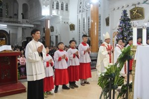 GP.Hưng Hóa - Đức cha Phaolô Nguyễn Quang Đĩnh thăm mục vụ và chủ sự Thánh lễ Giáng Sinh tại Giáo xứ Yên Bái