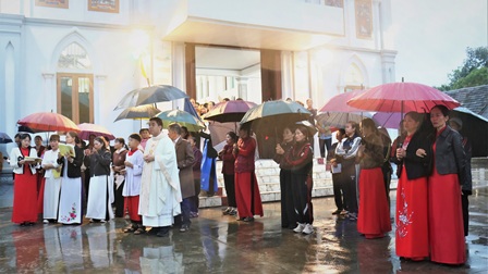 GP.Hưng Hóa - Giáo Họ Liên Sơn Cử Hành Thánh Lễ Rạng Đông Mừng Chúa Giáng Sinh