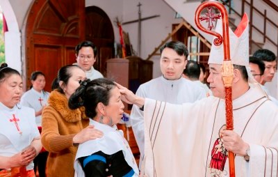 GP.Hưng Hóa - Bề trên Giáo phận thăm mục vụ và dâng Thánh lễ ban Bí tích khai tâm cho 50 anh chị em dự tòng tại Giáo xứ Mai Yên