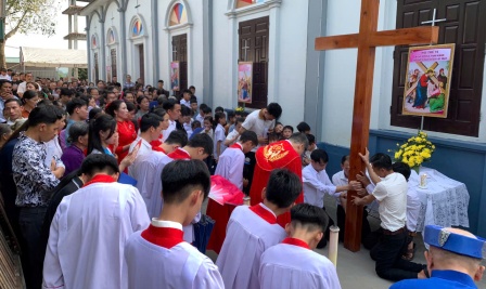GP.Hưng Hóa - Đi Đàng Thánh Giá và Nghi thức Phụng vụ Thứ Sáu Tuần Thánh tại giáo xứ Vân Đồn