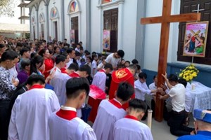 GP.Hưng Hóa - Đi Đàng Thánh Giá và Nghi thức Phụng vụ Thứ Sáu Tuần Thánh tại giáo xứ Vân Đồn