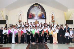 GP.Hưng Hóa - Nhiều người dân tộc Thái lãnh nhận Bí tích Khai Tâm Kitô giáo tại giáo xứ Sơn La